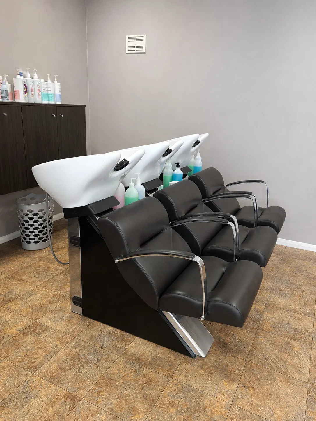 Backwash basins with reclining chairs